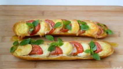 запеченный бутерброд с сыром и помидорами