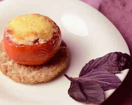 Фаршированные помидоры с творогом и базиликом