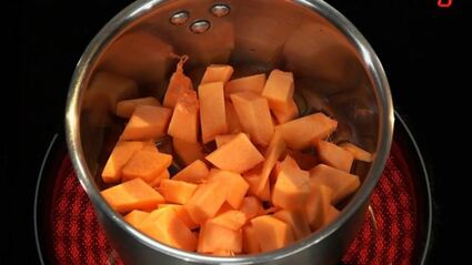 баклажанная икра на тыквенном пюре