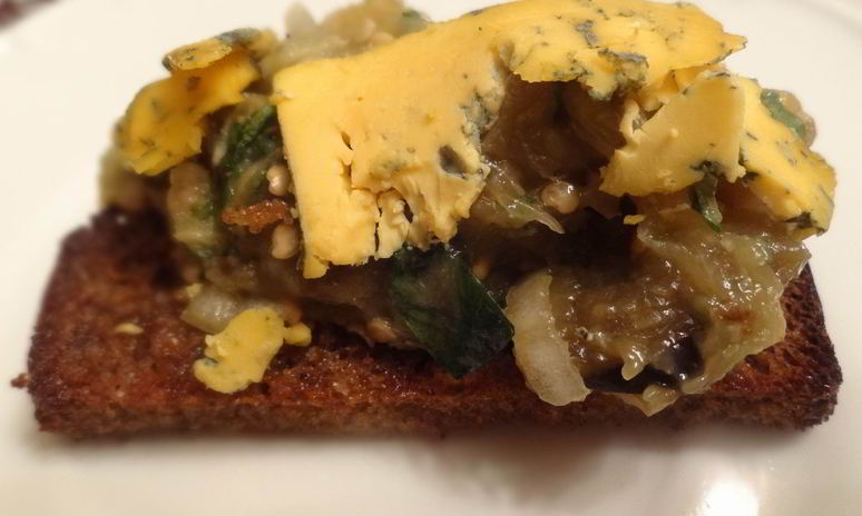 Рецепт средиземноморской баклажанной икры с сыром на тостах из черного хлеба