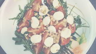 Капрезе с рукколой, песто и кедровыми орешками