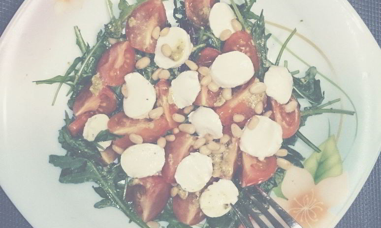 Рецепт капрезе с рукколой, песто и кедровыми орешками