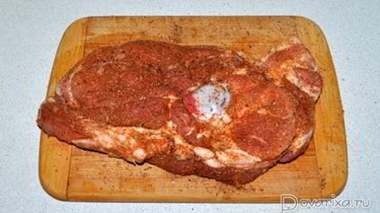 мясо, запеченное в маринованном луке