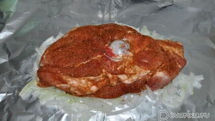 мясо, запеченное в маринованном луке