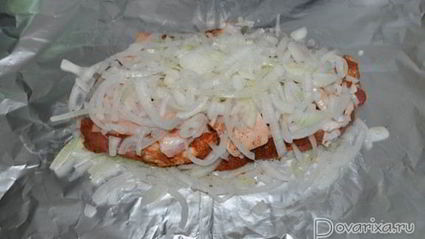 мясо, запеченное в маринованном луке