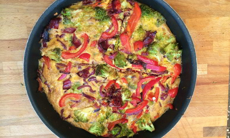 Рецепт фриттаты с брокколи, красным перцем и ветчиной брезаола