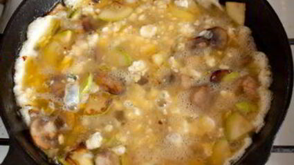 фриттата с грибами, цуккини и голубым сыром