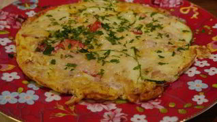 Фриттата с тунцом, кабачком и сладким перцем