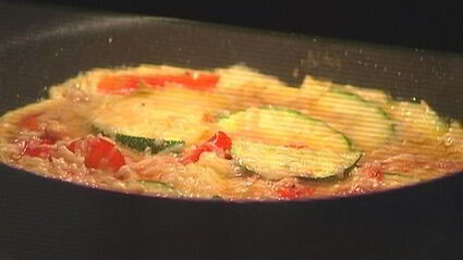 фриттата с тунцом, кабачком и сладким перцем