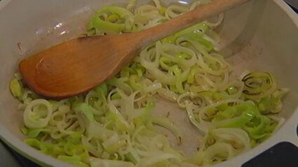 фриттата со спаржей, помидорами и фетой