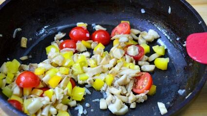 фриттата со стручковой фасолью помидорами черри и грибами