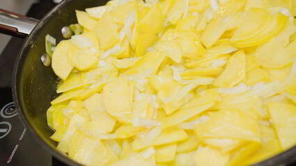 картофельно-луковый омлет