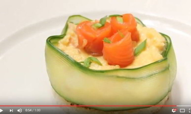 Рецепт омлета на пару с лососем с красивой подачей