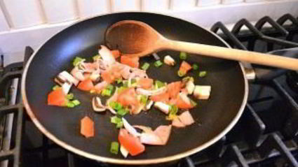 омлет на сковороде