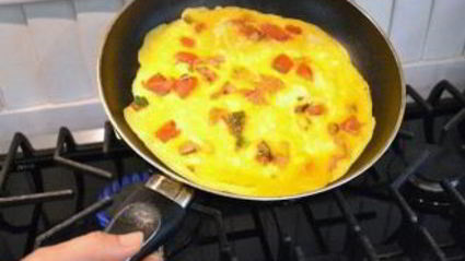 омлет на сковороде