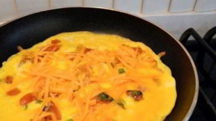 омлет на сковороде