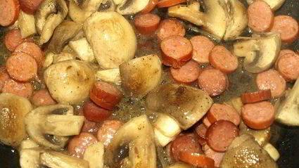 омлет с грибами и охотничьими колбасками