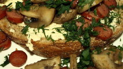 омлет с грибами и охотничьими колбасками