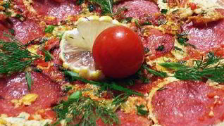 Омлет с колбасой и помидорами