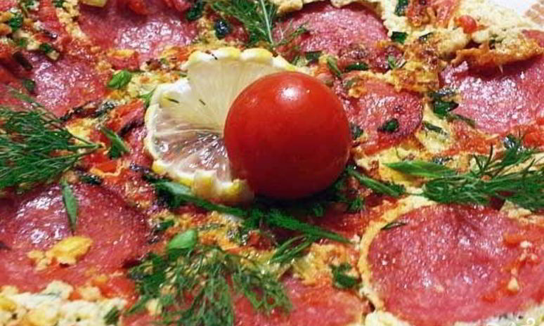 Рецепт омлета с колбасой и помидорами