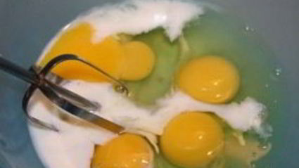 омлет с колбасой и помидорами