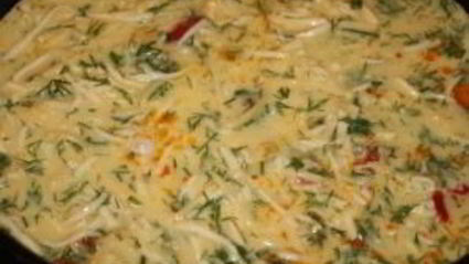 омлет с колбасой и помидорами