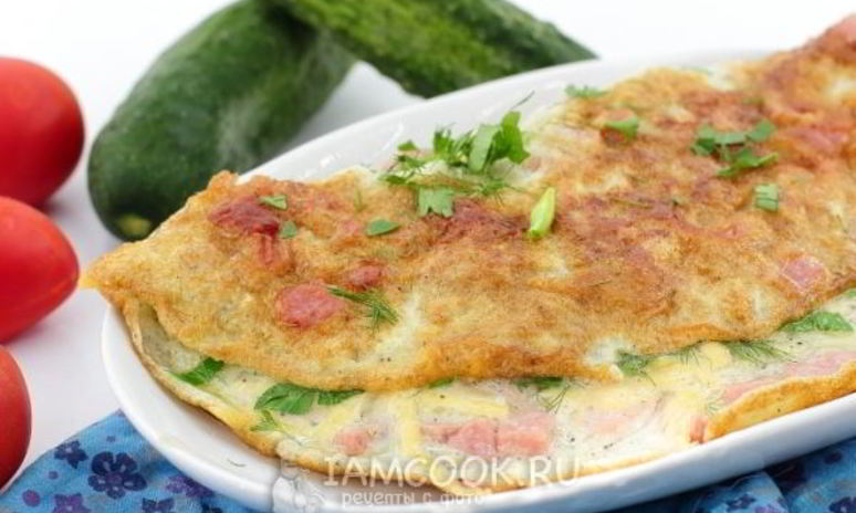 Рецепт омлета с колбасой и сыром