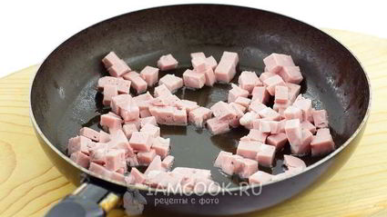 омлет с колбасой и сыром