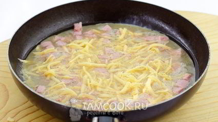 омлет с колбасой и сыром