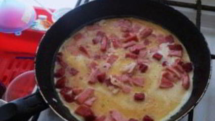 омлет с колбасой