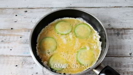 омлет с обжаренными кабачками