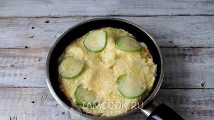 омлет с обжаренными кабачками
