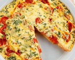 Омлет с помидорами и красным луком