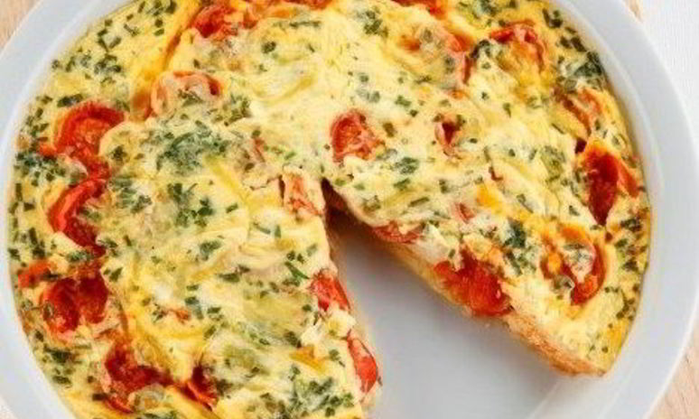 Рецепт омлета с помидорами и красным луком