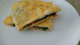 Омлет со шпинатом и сыром