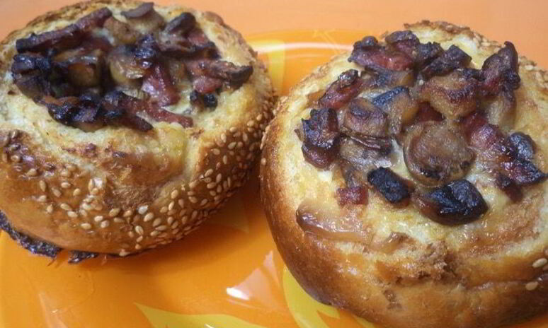 Рецепт омлета в булочке с шампиньонами и колбаской