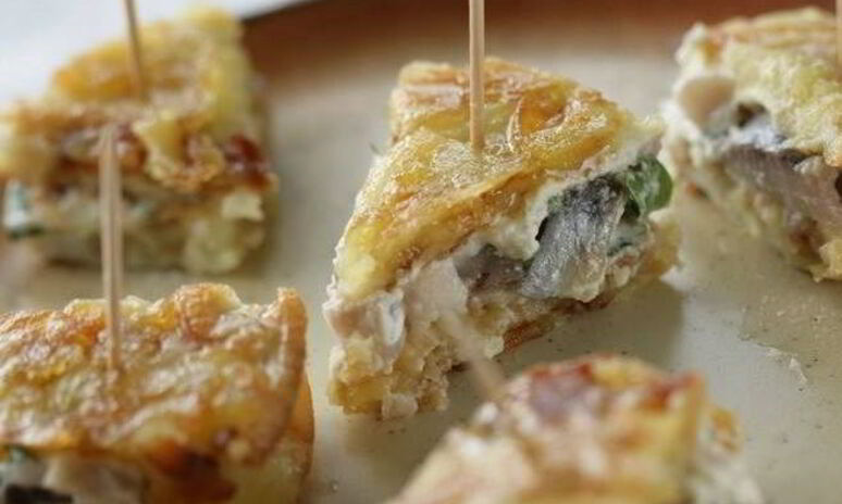 Рецепт омлетной закуски с сельдью и сливочным сыром