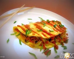 Омусоба — японский омлет с овощам и соусом тонкацу