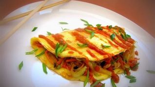 Омусоба — японский омлет с овощам и соусом тонкацу