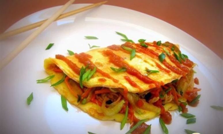 Рецепт омусобы — японского омлета с овощам и соусом тонкацу