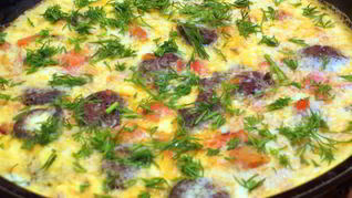 Овощной омлет с кровяной колбасой