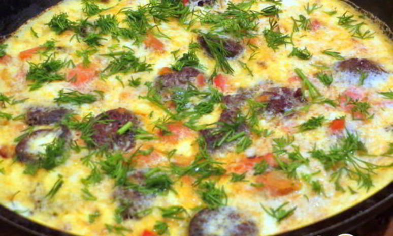 Рецепт овощного омлета с кровяной колбасой