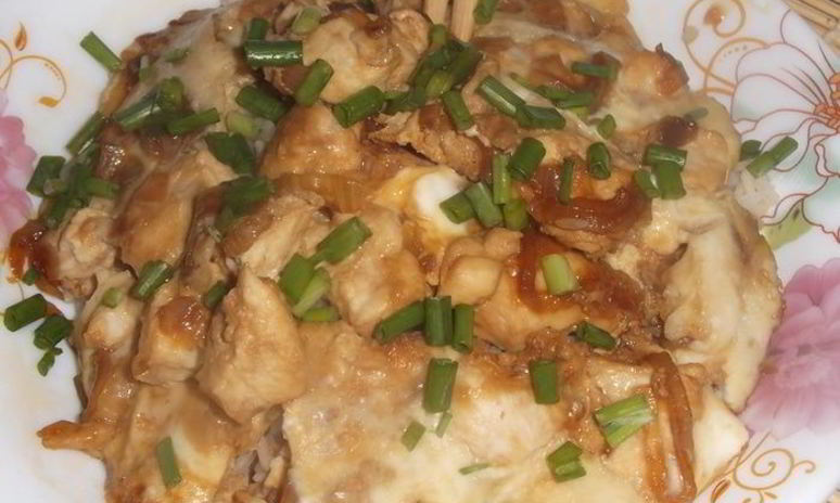 Рецепт оякодона — японского омлета с рисом и курицей