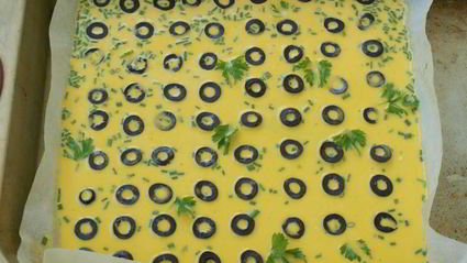 рулет-омлет с маслинами в духовке