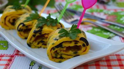 рулет-омлет с маслинами в духовке