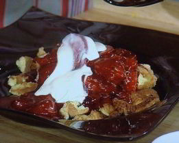 Сладкий омлет с карамелизированными сливами