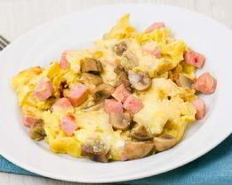 Сытный омлет с грибами и ветчиной