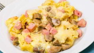 Сытный омлет с грибами и ветчиной