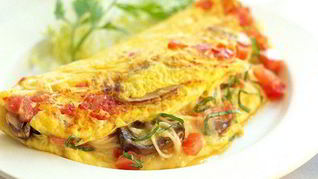 Сытный омлет с грибами, помидорами и сыром