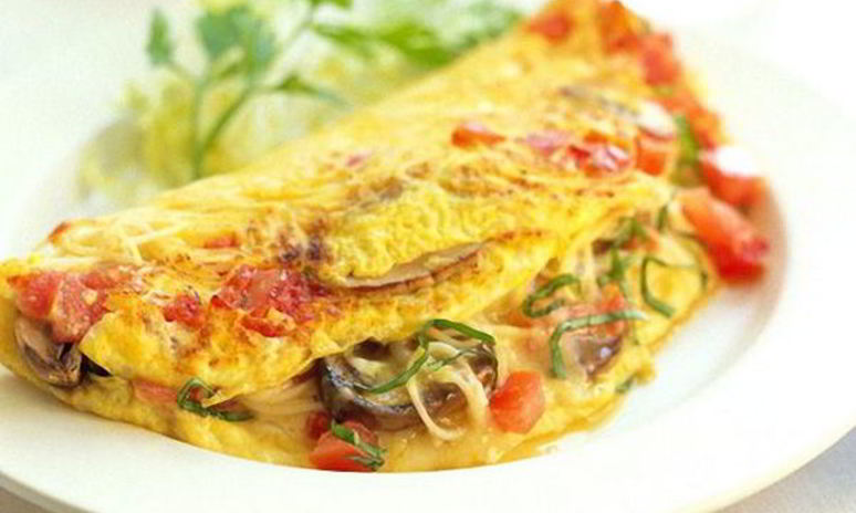Рецепт сытного омлета с грибами, помидорами и сыром